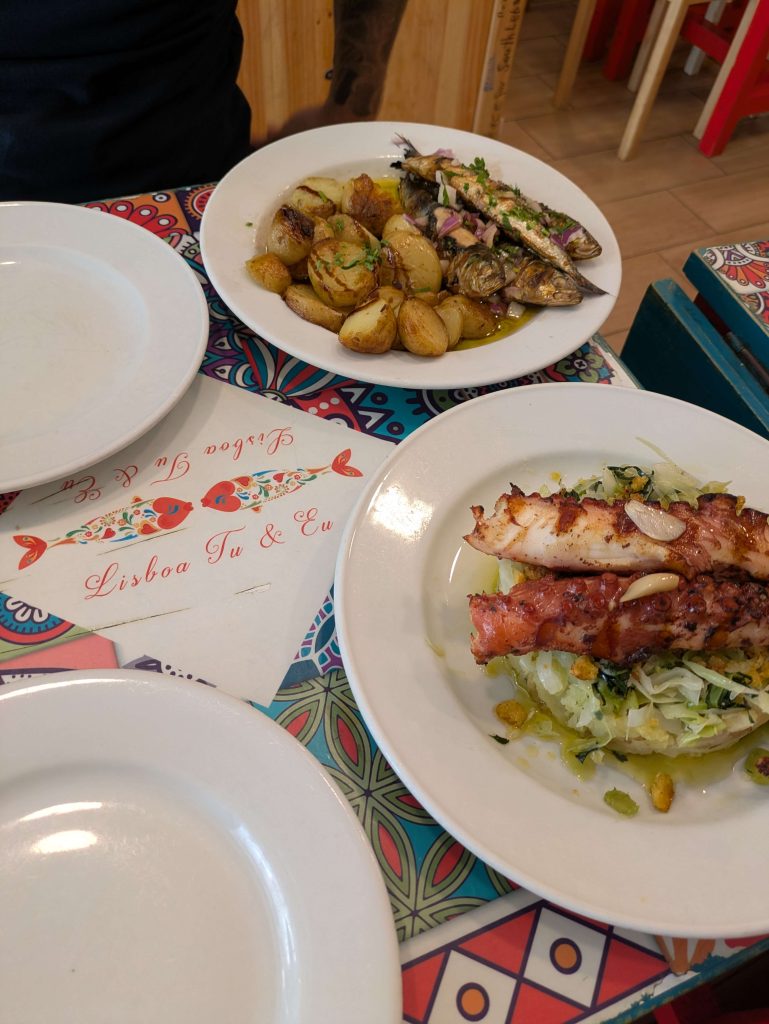Platos típicos en un restaurante lisboeta