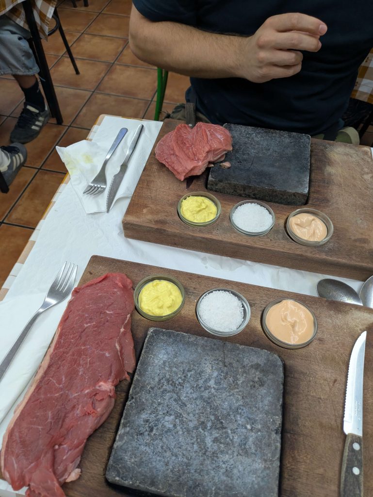 Uno de los mejores restaurantes de Lisboa con su naco na pedra